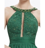 Яркое зеленое платье с кружевом и кристаллами