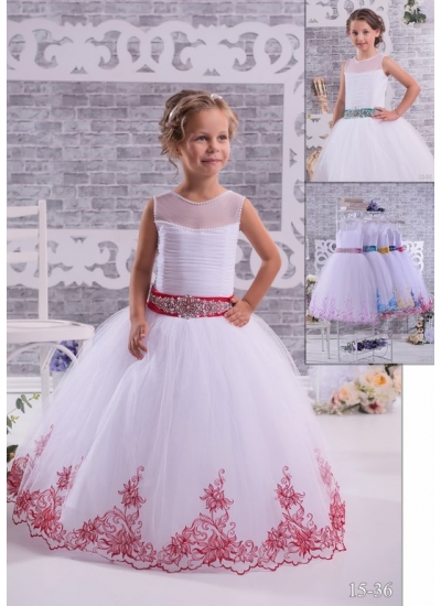 Праздничное детское платье с украшением на поясе