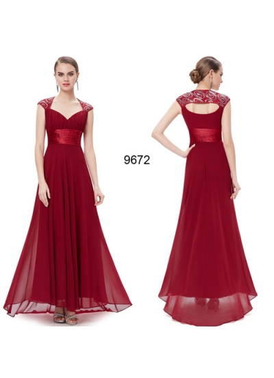 Длинное красное платье  украшенное  пайетками