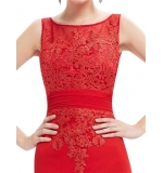 Длинное красное платье с кружевным декором из цветов