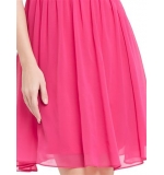 Легкое летнее розовое платье с V-образным вырезом