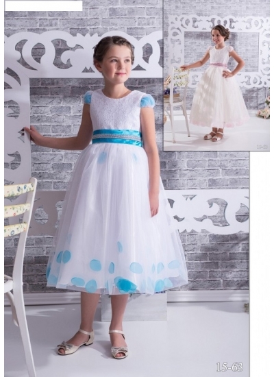 Нежное детское платье с россыпью цветных лепестков в подоле