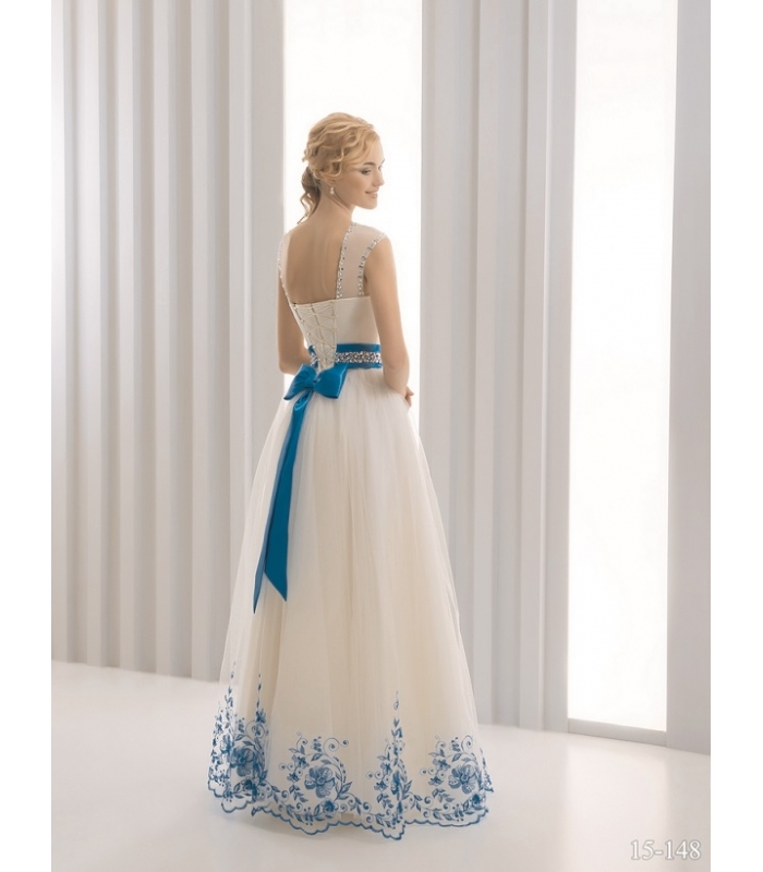 Белое платье с голубыми цветами