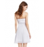 Короткое белоснежное платье с цветами