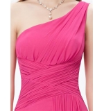 Ярко-розовое платье на одно плечо с разрезом