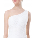 Белое платье на одно плечо с разрезом