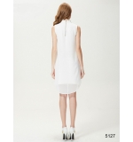 Эффектное маленькое белое платье со стразами
