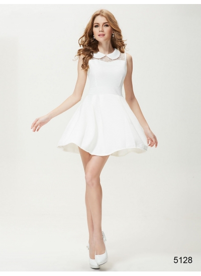 Белое платье с кружевом и воротником