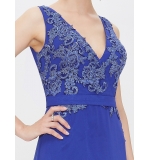 Синее шифоновое платье, украшенное кружевом