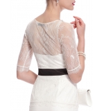 Белое платье в коротким рукавом и поясом
